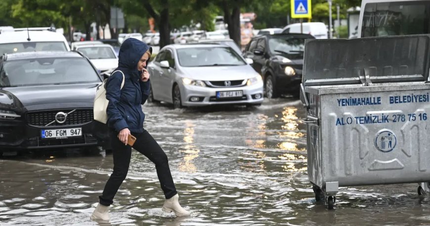 Yaz ortasında kış yaşanıyor | İstanbul ve Ankara'da yollar göle döndü, araçlar sürüklenip alt geçitte mahsur kaldı