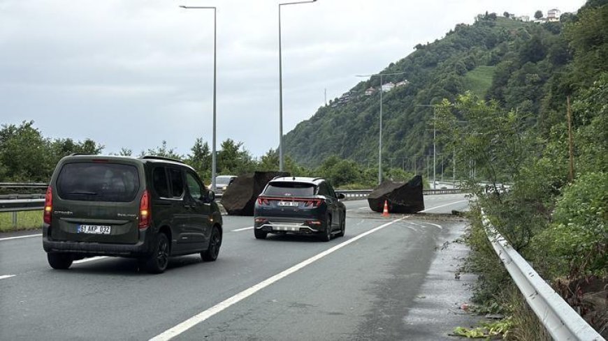 Rize'de yamaçtan kopan kaya parçaları yola düştü