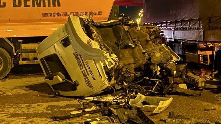 Sincan’da feci kaza: TIR’a çarpan hafriyat kamyonunun kupası koptu!