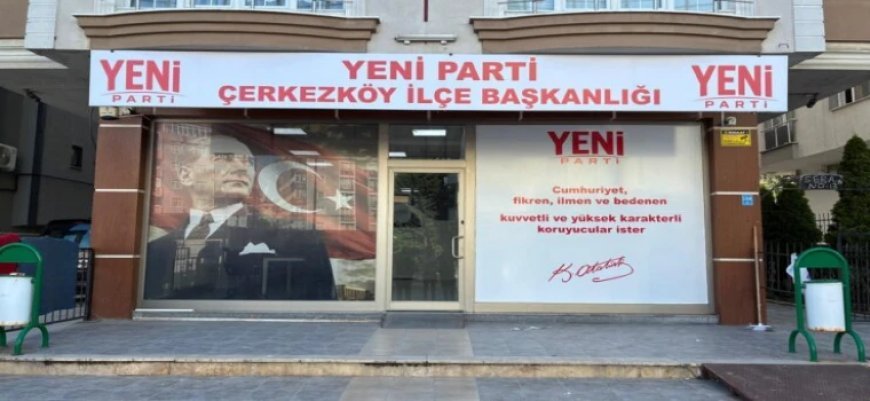 CHP'NİN ESKİ BİNASINDA YENİ DÖNEM: YENİ PARTİ TABELAYI ASTI
