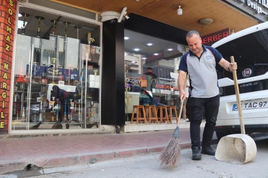 İzmir'de çöp süpürürken söylediği şarkılar hayatını değiştirdi! Milyonlar onu dinledi
