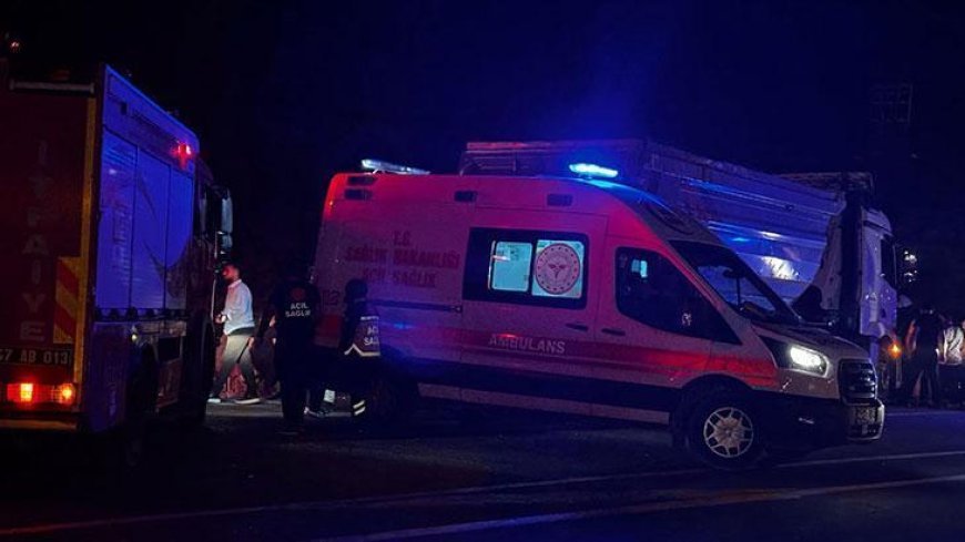 Mardin'de otomobil ile kamyonun çarpıştığı kazada 3 kişi öldü, 5 kişi yaralandı