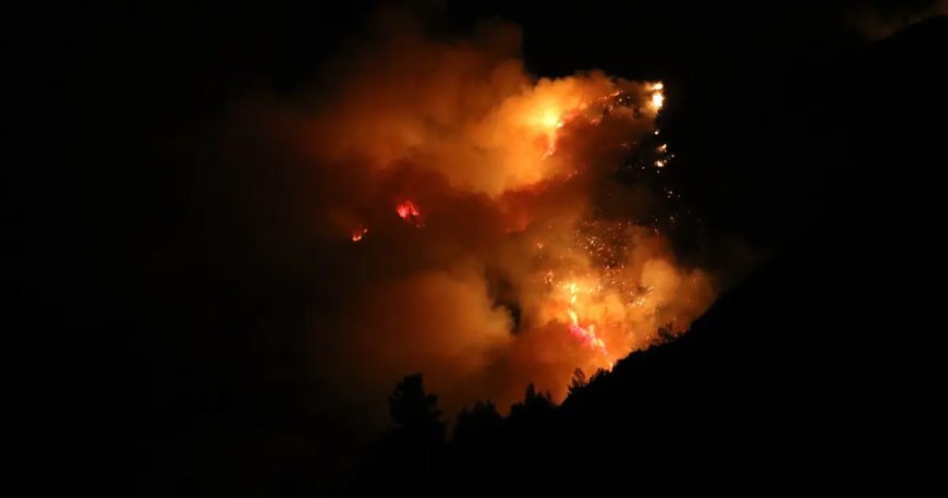 Antalya Kaş'ta orman yangını sürüyor. Gece olunca hava desteği durdu