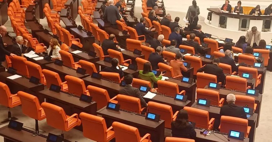 Meclis'te 24 yıl sonra bir ilk. Yeni Parti kuruldu, CHP'li milletvekillerinin yeri değişti