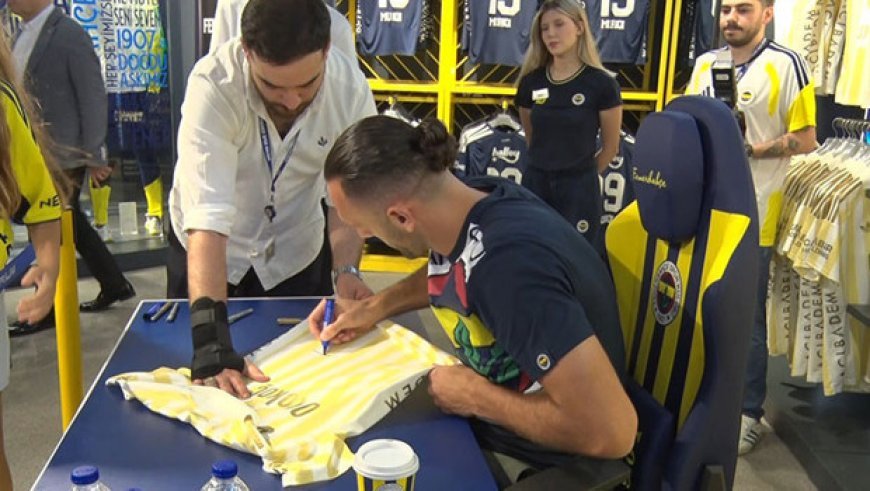 Vedat Muriqi'ye Kadıköy'de sevgi seli!