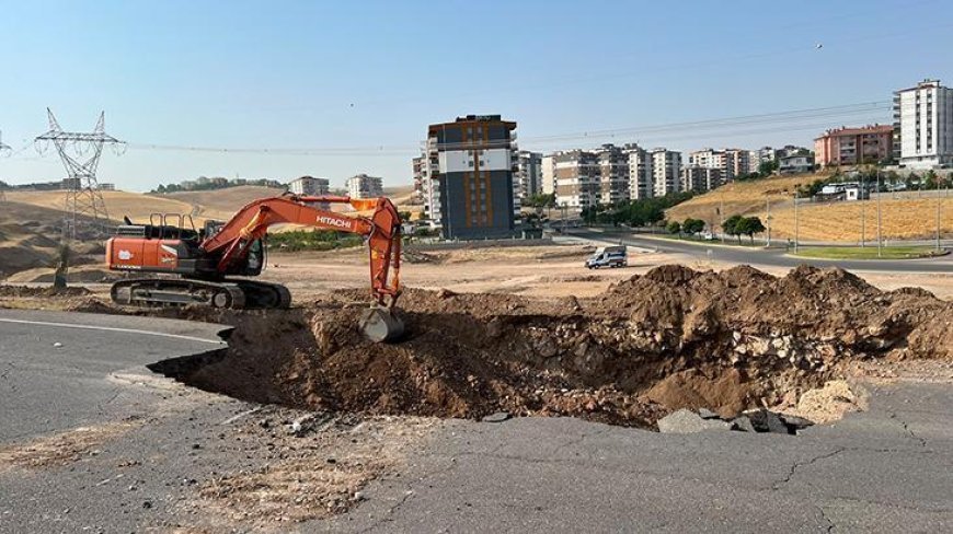Batman'da ana isale hattının geçtiği yol çöktü