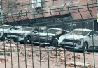 İstanbul'da sıfır araçların üzerinde duvar çöktü
