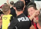 Minik taraftarın formasını zorla çıkarttıran tribün zorbası gözaltına alındı!