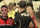 Çocuğu tribünden kurtaran polis anlattı. Fenerbahçeli miniğin sorusu yürek parçaladı