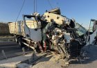 Çanakkale'de kamyon bariyerlere çarptı: 2 can kaybı