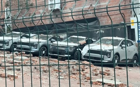 İstanbul'da sıfır araçların üzerinde duvar çöktü