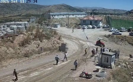 Taşlı saldırıdan kurtulmak için traktörü grubun üzerine sürdü