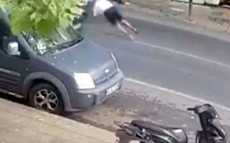 Otomobilin çarptığı yaya metrelerce savruldu; o anlar kamerada