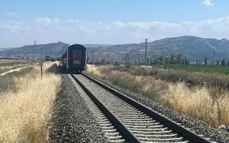 Afyonkarahisar'da trenin çarptığı tarım aracındaki 1 kişi öldü, 2 kişi yaralandı