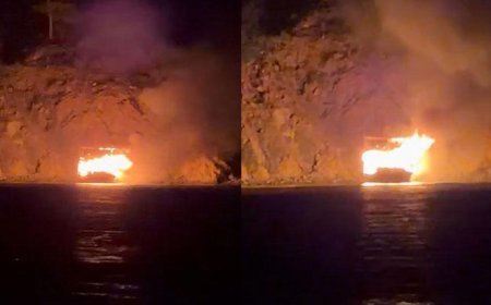 Antalya'da koyda demirli tur teknesi yandı