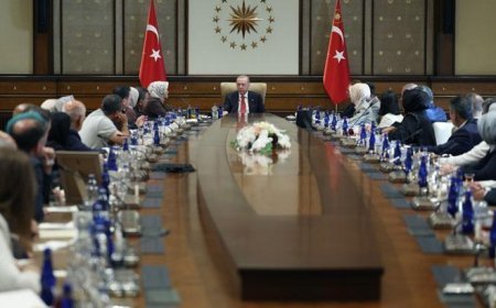 Cumhurbaşkanı Erdoğan, okul saldırısında hayatını kaybeden öğrencilerin aileleriyle görüştü