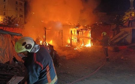 Edirne’de tek katlı metruk ev alev alev yandı
