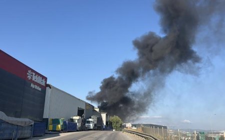 Kocaeli'de yangın! Geri dönüşüm deposunda alevlere teslim oldu