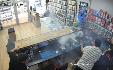 Tamir masasında büyük panik! Telefon bataryası bomba gibi patladı: Güvenlik kamerası saniye saniye kaydetti