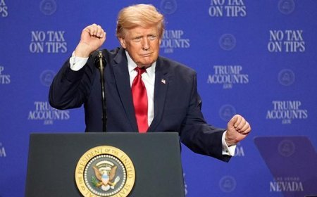 ABD Başkanı Trump sahnedeyken neye uğradığını şaşırdı! Hızla harekete geçti, salondan kahkahalar yükseldi