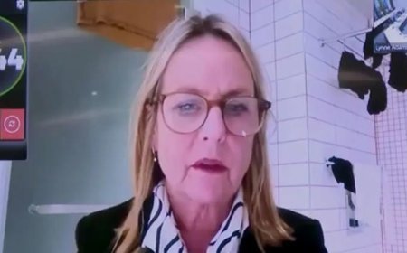 Belediye meclisi toplantısına banyodan bağlandı! Arkadaki detay herkesi şoke etti