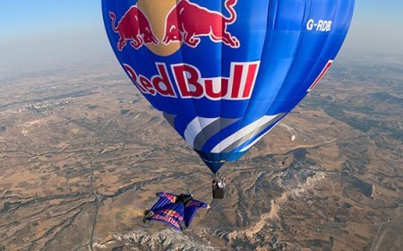 Red Bull Sporcusu Kapadokya'da balonlar arasında 200 km/s hızla slalom yaptı
