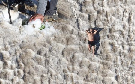40 dereceyle kavrulan şehirde kar sürprizi: Hem güneşlendiler hem kaydılar