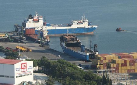 Dron saldırısında hasar gören 'Nadezhda' isimli gemi Samsun Limanı’na çekildi