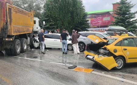 Erzurum'da feci kaza! 10 araç birbirine girdi: 5 yaralı