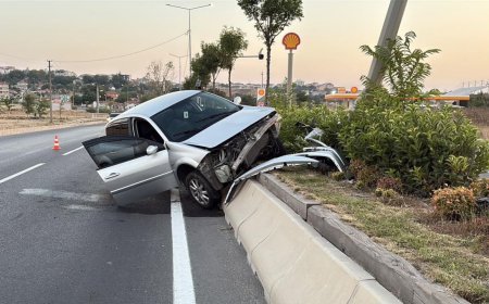 Otomobil, refüjdeki aydınlatma direğine çarptı