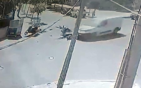 Hafif ticari araçla çarpışan motosikletteki 3 kişi yaralandı; kaza kamerada