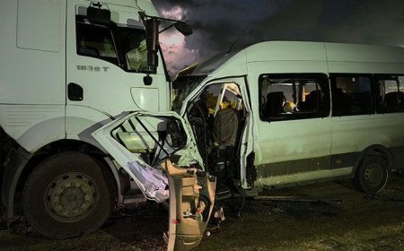 Hatay’da feci kaza! İşçi servisi tırla kafa kafaya çarpıştı: 1 ölü, 15 yaralı