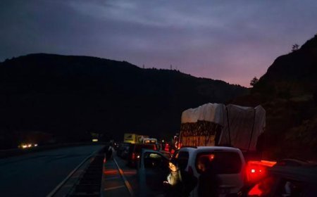 Sivas'ta toprak ve taşlar yola düştü: 10 kilometrelik araç kuyruğu oluştu