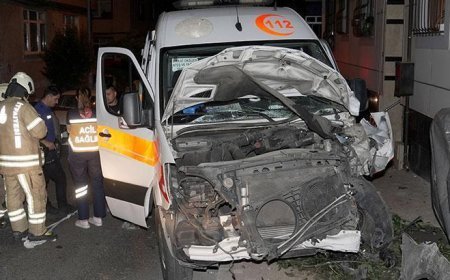 İstanbul'da ambulans ile otomobilin çarpışması sonucu 3 sağlık çalışanı yaralandı