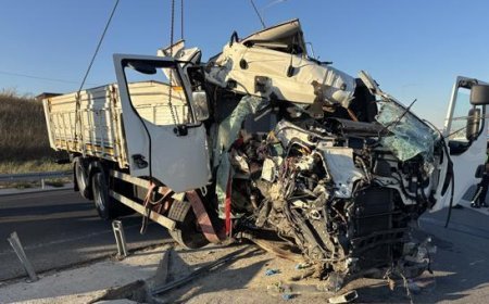 Çanakkale'de kamyon bariyerlere çarptı: 2 can kaybı