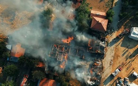 Çankırı'da samanlıktaki yangın sonrası iki ev küle döndü