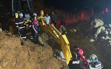 Su kuyusu açarken toprak altında kalan baba ile oğlu kurtarıldı
