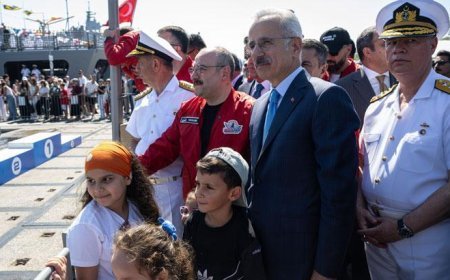 Bakan Uraoğlu, TEKNOFEST Mavi Vatan'ı ziyaret etti