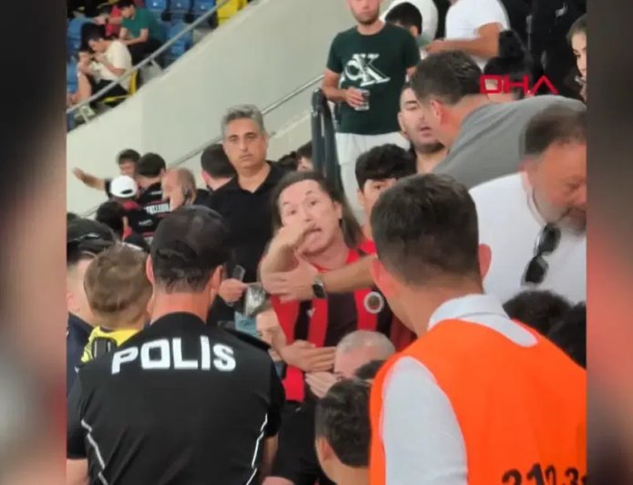 Fenerbahçe forması çıkarttırılan çocuk İçin soruşturma: Başsavcılıktan gözaltı kararı!