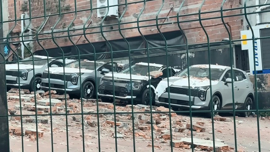 İstanbul'da sıfır araçların üzerinde duvar çöktü