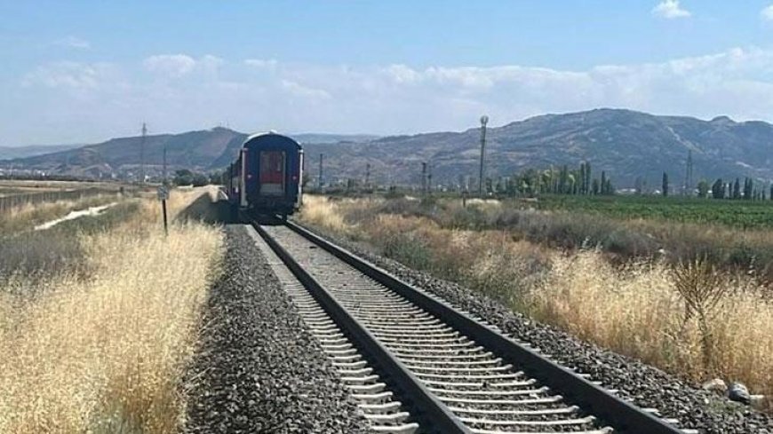 Afyonkarahisar'da trenin çarptığı tarım aracındaki 1 kişi öldü, 2 kişi yaralandı