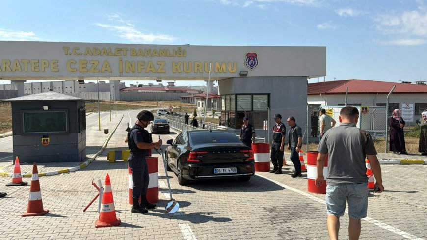 Ümit Özdağ, cezaevindeki Sinem Dedetaş ile Oğuzhan Uğur'u ziyaret etti