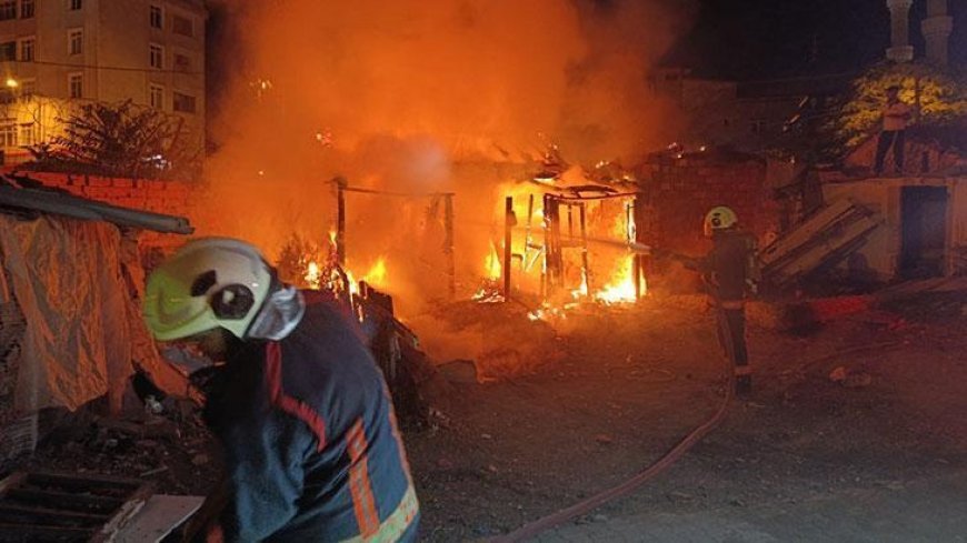 Edirne’de tek katlı metruk ev alev alev yandı