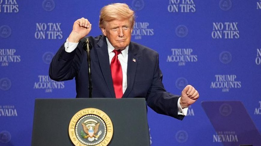 ABD Başkanı Trump sahnedeyken neye uğradığını şaşırdı! Hızla harekete geçti, salondan kahkahalar yükseldi