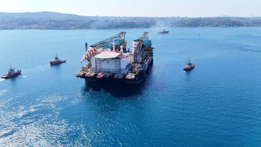 İstanbul Boğazı'nda nefes kesen geçiş! Dünyanın dev gemisi için trafik durduruldu