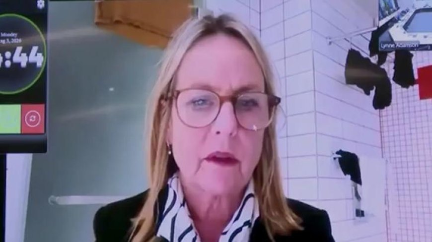 Belediye meclisi toplantısına banyodan bağlandı! Arkadaki detay herkesi şoke etti