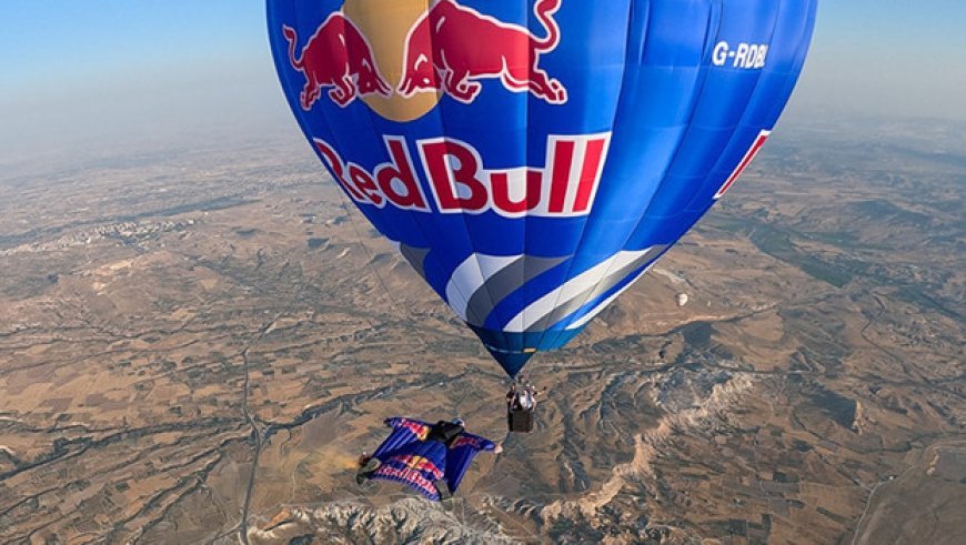 Red Bull Sporcusu Kapadokya'da balonlar arasında 200 km/s hızla slalom yaptı