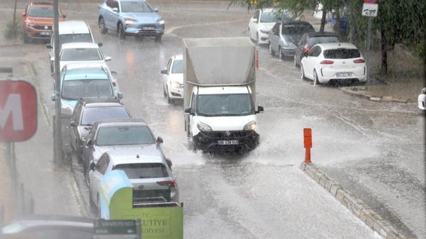 Erzurum'da 10 dakikalık sağanak hayatı felç etti