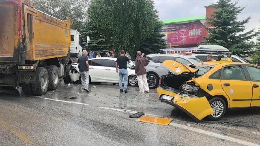 Erzurum'da feci kaza! 10 araç birbirine girdi: 5 yaralı
