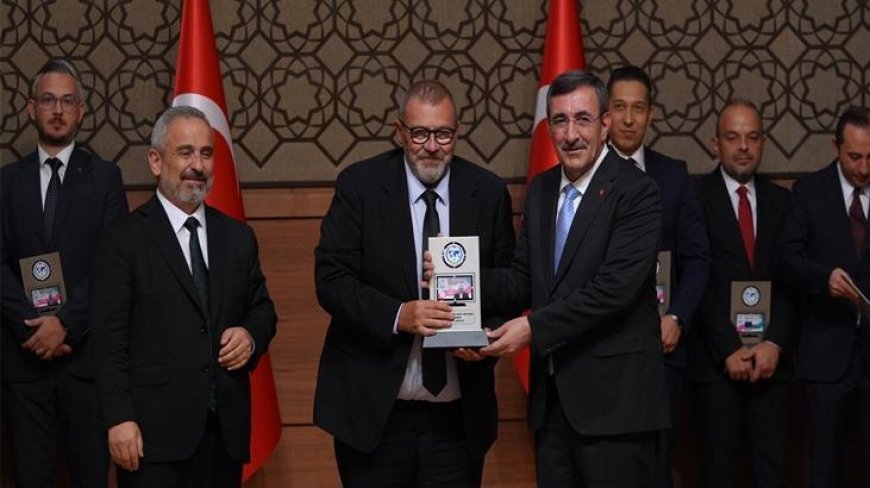 Anadolu Medya Ödülleri sahiplerini buldu! Yılın Gazete Genel Yayın Yönetmeni Ödülü Özay Şendir'e